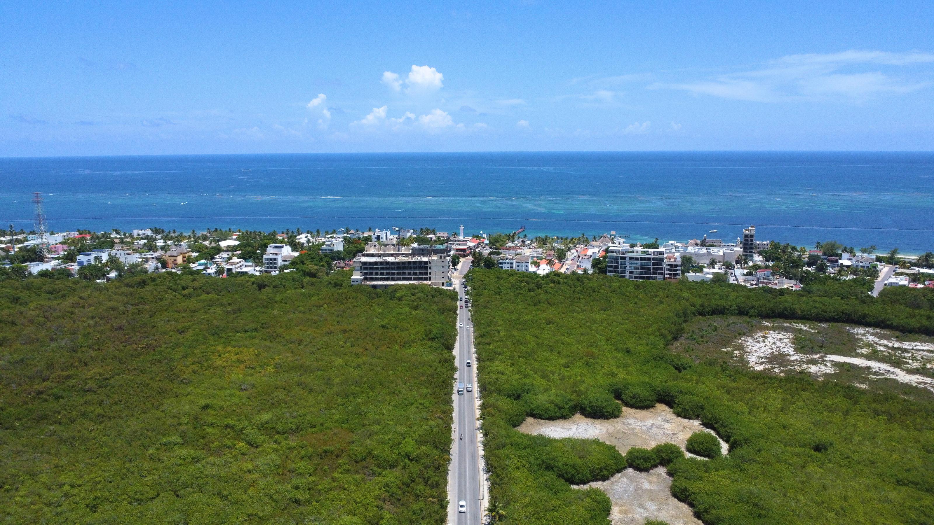 Vista aérea del camino entre Puerto Morelos y el mar