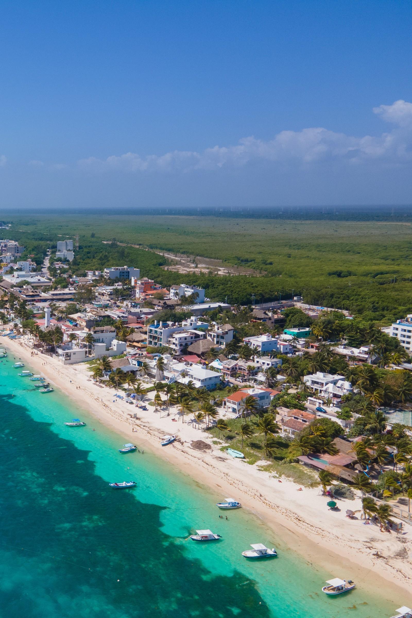 Puerto Morelos entre la playa y la selva, vista aérea